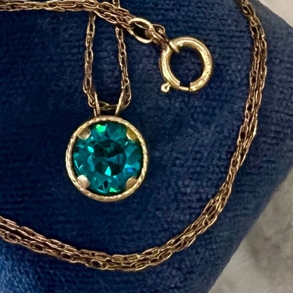 Vintage Solid 10K Gold Pendant necklace. Dainty Gem Pendant on 20” chain. - Picture 10 of 13